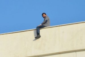 Şiddetten ka&ccedil;an eşi i&ccedil;in &ccedil;atıya &ccedil;ıktı