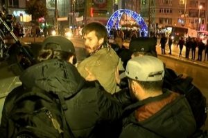 Kadık&ouml;y'deki korsan g&ouml;steriye polis m&uuml;dahalesi
