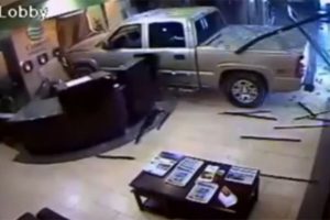 Hesaba kızınca kamyonetiyle otelin lobisine girdi