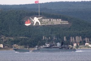 Rus savaş gemisi Boğaz'dan ge&ccedil;ti