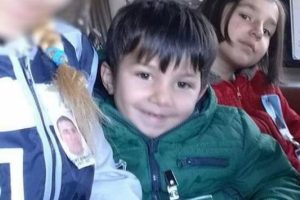"Babasının tabutunu g&ouml;rmesin diye s&uuml;rekli saklamba&ccedil; oynuyorduk"