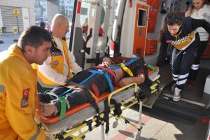 Bursa İneg&ouml;l'de elektrik akımına kapılan gence ilk m&uuml;dahale toprakla yapıldı
