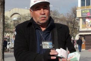 Seyyar satıcının 17 bin liralık Milli Piyango bileti &ccedil;alındı