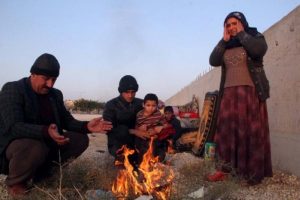 Hasımlarından ka&ccedil;an aile sokakta yaşamaya başladı