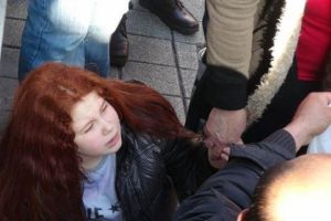 Trafik kazasında yaralanan k&uuml;&ccedil;&uuml;k &ccedil;ocuk annesinin elini bırakmadı