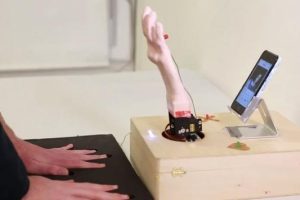 Tinder'da eş bulmanızı sağlayacak robot el yaptılar