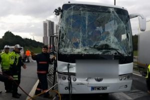 Yolcu otob&uuml;s&uuml; kamyonete &ccedil;arptı, TEM kilitlendi