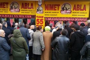 Nimet Abla gişesi &ouml;n&uuml;nde uzun kuyruk