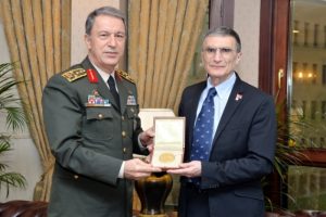 Aziz Sancar Nobel &ouml;d&uuml;l&uuml;n&uuml; Orgeneral Akar'a teslim etti