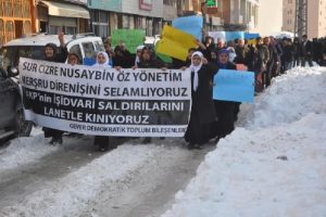 Sokağa &ccedil;ıkma yasağı Y&uuml;ksekova'da protesto edildi