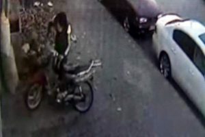 Motosikleti s&uuml;r&uuml;kleyerek &ccedil;aldılar