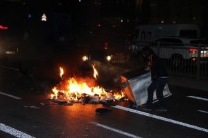 Ter&ouml;r &ouml;rg&uuml;t&uuml; yandaşları İstanbul'da yol kapattı