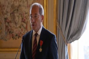 Fransa'dan B&uuml;y&uuml;kel&ccedil;i &Uuml;z&uuml;mc&uuml;'ye onur nişanı