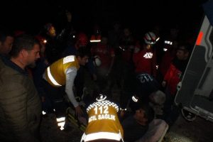Kayalıklarda mahsur kalan &uuml;&ccedil; işadamı 8 saat sonra kurtarıldı