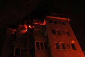 Kocaeli'de 6 katlı apartmanda yangın paniği