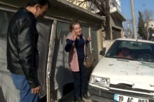 Bursa'da kadın s&uuml;r&uuml;c&uuml;, 68 yaşındaki adama &ccedil;arpıp d&uuml;kkana girdi!