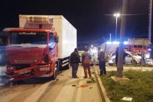 Kırmızı ışıkta ge&ccedil;en kamyon otomobile &ccedil;arptı: 2 &ouml;l&uuml;, 1 yaralı