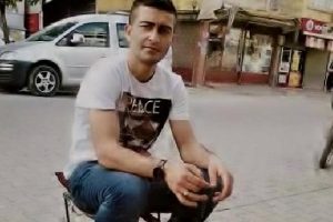 &Ccedil;aldığı sigaraları mahalledeki garibanlara dağıttı