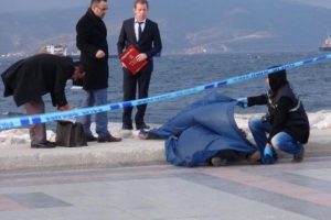 Bursalı &ccedil;ift&ccedil;i Bandırma sahilinde tabancayla intihar etti