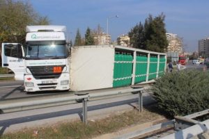 Oksijen taşıyan TIR devrildi Aydın İzmir otobanı kapandı