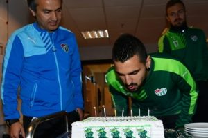 Aziz Behich'e s&uuml;rpriz doğum g&uuml;n&uuml; kutlaması