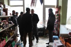 Bakkal d&uuml;kkanına 2 kurşun isabet etti
