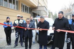 Ara&ccedil; bağışlayan işadamına minyat&uuml;r polis heykeli