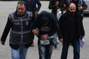 Emekli iş&ccedil;inin c&uuml;zdanını gasp eden 2 kişiye g&ouml;zaltı
