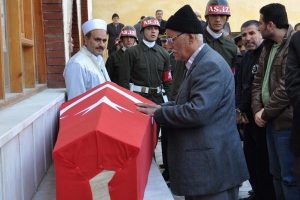 7 ay s&uuml;ren yaşam savaşını kaybeden astsubay toprağa verildi