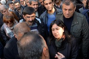 Diyarbakır'da Sur'a y&uuml;r&uuml;mek isteyen HDP'lilere polis izin vermedi