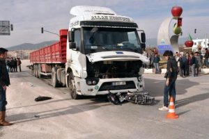 Motosikletle TIR &ccedil;arpıştı, liseli gen&ccedil; &ouml;ld&uuml;