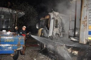Akaryakıt istasyonundaki kamyon yangını korkuttu