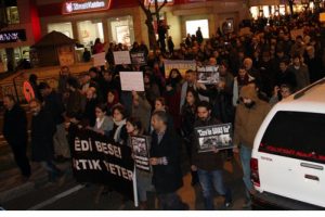 Bursa'da sokağa &ccedil;ıkma yasakları protesto edildi
