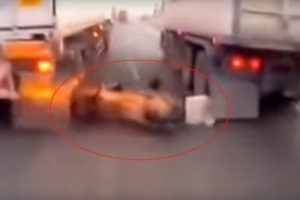 Motosiklet kamyonları ge&ccedil;erken devrildi
