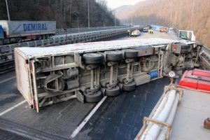 TEM'de kaza, İstanbul y&ouml;n&uuml; trafiğe kapalı