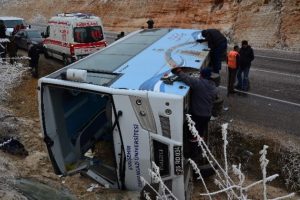 Eskişehir'de sporcuların midib&uuml;s&uuml; devrildi