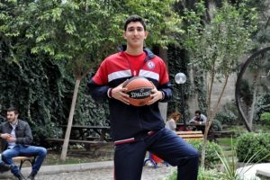 Basketbolun 2.06'lık en k&uuml;&ccedil;&uuml;k oyuncusu