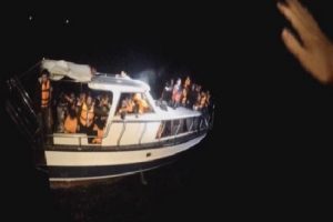 İzmir'de denizde mahsur kalan 62 Suriyeli kurtarıldı