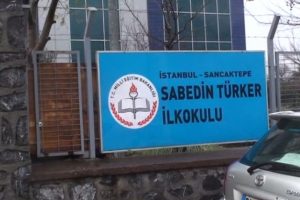 &Ouml;ğrencileri dışarı &ccedil;ıkarıp &ouml;ğretmeni vurdu