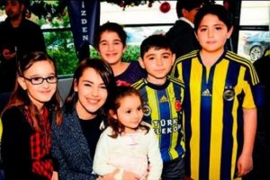 Oyuncu ve futbolculardan miniklere s&uuml;rpriz parti...
