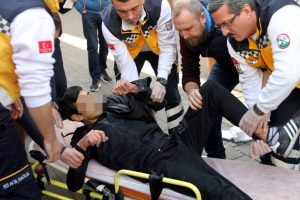 Bursa'da cami avlusunda bonzai i&ccedil;en gen&ccedil; komaya girdi