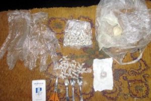Adana'da polis, eroin paketlerken yakaladı