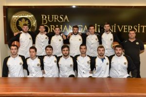 Orhangazi &Uuml;niversitesi Basketbol takımı grup birincisi