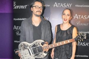 2 milyon dolarlık gitarla eşsiz performans...