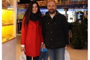 Anne ve babasının arkasına saklandı...