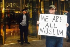 &Uuml;nl&uuml; televizyoncu Michael Moore'dan Trump Tower'ın &ouml;n&uuml;nde eylem!