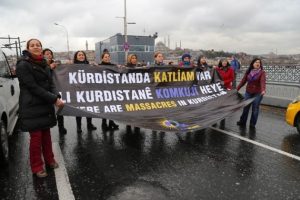 Yolu trafiğe kapattılar engelleyenleri d&ouml;vd&uuml;ler