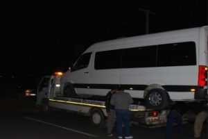 Polis otosu minib&uuml;se &ccedil;arptı: 2 polis yaralı