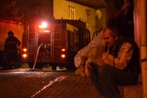 4 katlı binada &ccedil;ıkan yangın panik yaşattı