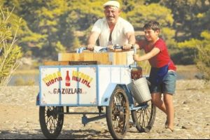 Cem Yılmaz'ın yeni filmi 'İftarlık Gazoz' vizyon i&ccedil;in g&uuml;n sayıyor